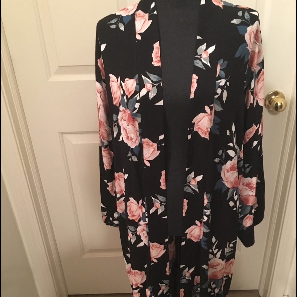 🆕 AUTHENTIC MIMI CHICA BLACK ROSE PRINT KIMONO